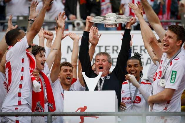 2.? ?Fußball Bundesliga, 1. FC Köln - 1. FC Kaiserslautern, 18.05.2025 Friedhelm Funkel (Trainer 1. FC Köln) präsentiert die Zweitliga-Meisterschale; 34. Spieltag der 2. Fußball-Bundesliga, 2.? ?Fußball Bundesliga, 1. FC Köln - 1. FC Kaiserslautern am 18.05.2025 im RheinEnergie-Stadion in Köln. DIE DFL-VORSCHRIFTEN VERBIETEN JEDE VERWENDUNG VON FOTOS ALS BILDSEQUENZEN UND ODER QUASI-VIDEO.