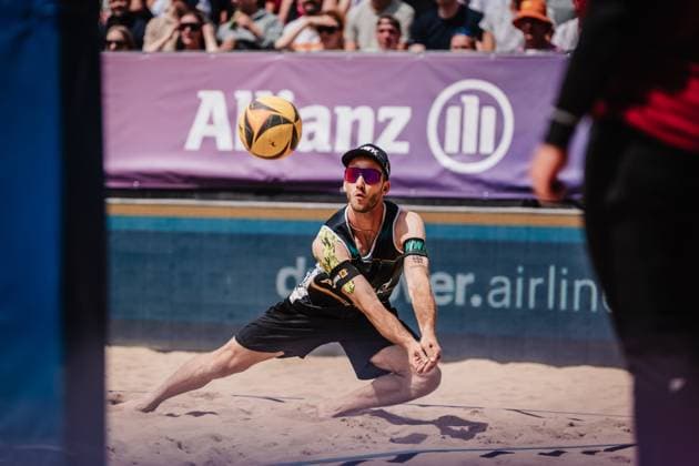 Beachvolleyball Männer Allianz German Beach Tour 2025 Tourstop Düsseldorf 18.05.2025 Clemens Wickler springt zum Ball Düsseldorf Robert-Lehr-Ufer Nordrhein-Westfalen Deutschland