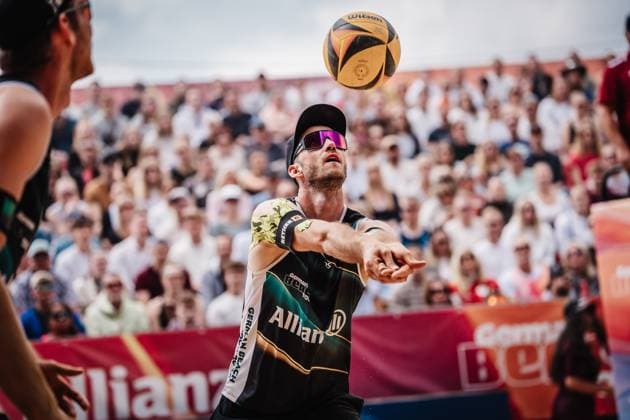 Beachvolleyball Männer Allianz German Beach Tour 2025 Tourstop Düsseldorf 18.05.2025 Clemens Wickler spielt den Ball Düsseldorf Robert-Lehr-Ufer Nordrhein-Westfalen Deutschland