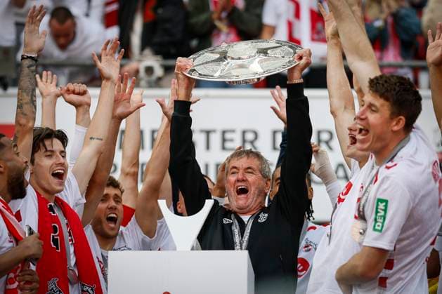 Sport Themen der Woche KW20 Sport Bilder des Tages 2.? ?Fußball Bundesliga, 1. FC Köln - 1. FC Kaiserslautern, 18.05.2025 Friedhelm Funkel (Trainer 1. FC Köln) präsentiert die Zweitliga-Meisterschale; 34. Spieltag der 2. Fußball-Bundesliga, 2.? ?Fußball Bundesliga, 1. FC Köln - 1. FC Kaiserslautern am 18.05.2025 im RheinEnergie-Stadion in Köln. DIE DFL-VORSCHRIFTEN VERBIETEN JEDE VERWENDUNG VON FOTOS ALS BILDSEQUENZEN UND ODER QUASI-VIDEO. *** 2 Soccer Bundesliga, 1 FC Köln 1 FC Kaiserslautern, 18 05 2025 Friedhelm Funkel Coach 1 FC Köln presents the second division championship trophy 34 Matchday of 2 Soccer Bundesliga, 2 Soccer Bundesliga, 1 FC Köln 1 FC Kaiserslautern on 18 05 2025 at RheinEnergie Stadium in Cologne THE DFL REGULATIONS PROHIBIT ANY USE OF PHOTOS AS PICTURE SEQUENCES AND OR QUASI VIDEO Copyright: xBEAUTIFULxSPORTS AxelxKohringx