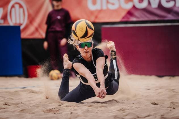 Bilder des Jahres 2025, Sport 05 Mai Sport Themen der Woche KW20 Sport Bilder des Tages Beachvolleyball Frauen Allianz German Beach Tour 2025 Tourstop Düsseldorf 18.05.2025 Tabea Schwarz springt zum Ball Düsseldorf Robert-Lehr-Ufer Nordrhein-Westfalen Deutschland *** Beach volleyball women Allianz German Beach Tour 2025 Tourstop Düsseldorf 18 05 2025 Tabea Schwarz jumps to the ball Düsseldorf Robert Lehr Ufer North Rhine-Westphalia Germany