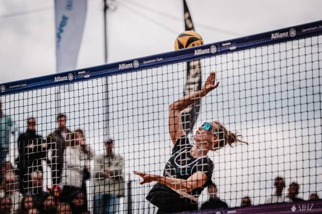 Beachvolleyball Frauen Allianz German Beach Tour 2025 Tourstop Düsseldorf 18.05.2025 Tabea Schwarz beim Angrff Düsseldorf Robert-Lehr-Ufer Nordrhein-Westfalen Deutschland