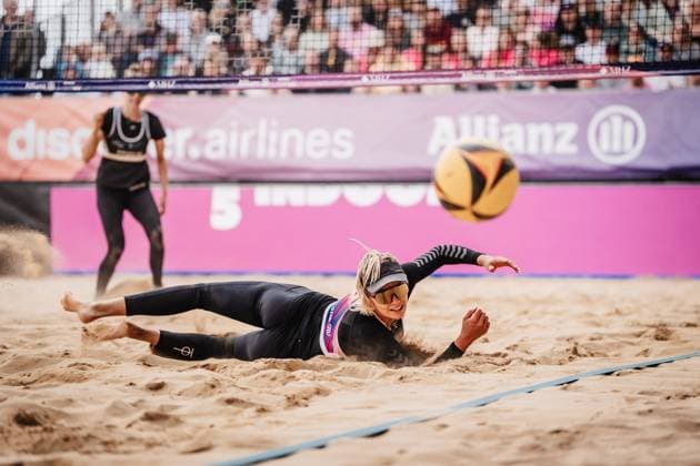 Beachvolleyball Frauen Allianz German Beach Tour 2025 Tourstop Düsseldorf 18.05.2025 Chenoa Christ schaut dem Ball hinterher Düsseldorf Robert-Lehr-Ufer Nordrhein-Westfalen Deutschland