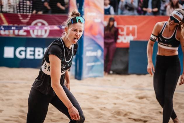 Beachvolleyball Frauen Allianz German Beach Tour 2025 Tourstop Düsseldorf 18.05.2025 Tabea Schwarz streckt die Zunge raus Düsseldorf Robert-Lehr-Ufer Nordrhein-Westfalen Deutschland