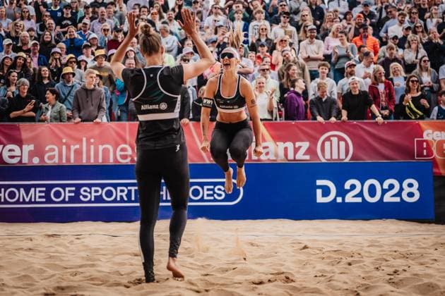 Beachvolleyball Frauen Allianz German Beach Tour 2025 Tourstop Düsseldorf 18.05.2025 v.l. Tabea Schwarz und Sandra Ittlinger jubeln nach dem Sieg im Halbfinale Düsseldorf Robert-Lehr-Ufer Nordrhein-Westfalen Deutschland