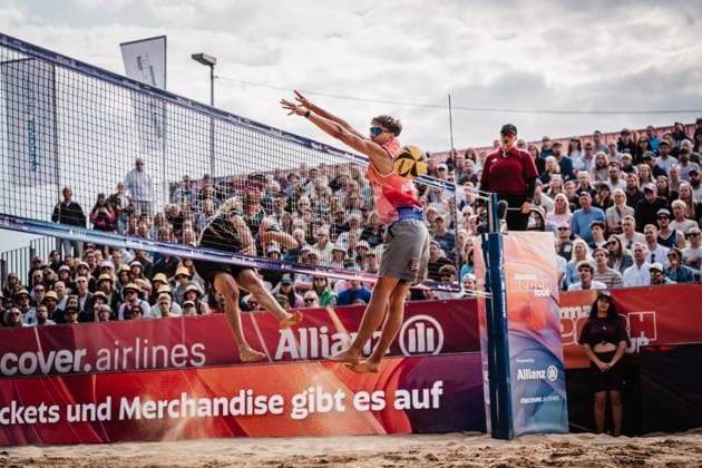 Beachvolleyball Männer Allianz German Beach Tour 2025 Tourstop Düsseldorf 18.05.2025 v.l. Clemens Wickler beim Angriff gegen Kristians Fokerots Düsseldorf Robert-Lehr-Ufer Nordrhein-Westfalen Deutschland