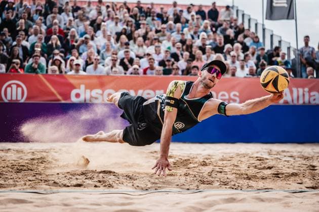Beachvolleyball Männer Allianz German Beach Tour 2025 Tourstop Düsseldorf 18.05.2025 Clemens Wickler springt zum Ball Düsseldorf Robert-Lehr-Ufer Nordrhein-Westfalen Deutschland