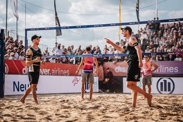 Beachvolleyball Männer Allianz German Beach Tour 2025 Tourstop Düsseldorf 18.05.2025 v.l. Clemens Wickler und Nils Ehlers jubeln Düsseldorf Robert-Lehr-Ufer Nordrhein-Westfalen Deutschland