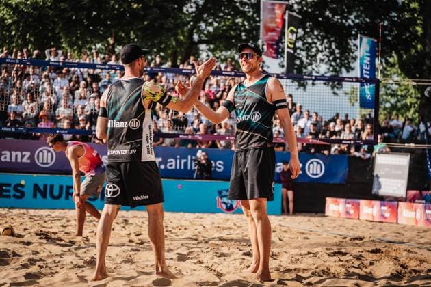 Beachvolleyball Männer Allianz German Beach Tour 2025 Tourstop Düsseldorf 18.05.2025 v.l. Clemens Wickler und Nils Ehlers jubeln Düsseldorf Robert-Lehr-Ufer Nordrhein-Westfalen Deutschland