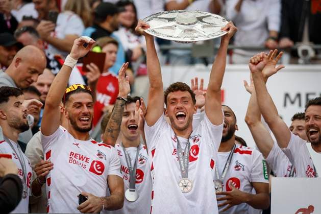 2.? ?Fußball Bundesliga, 1. FC Köln - 1. FC Kaiserslautern, 18.05.2025 Luca Waldschmidt (1. FC Köln, 9) präsentiert die Zweitliga-Meisterschale; 34. Spieltag der 2. Fußball-Bundesliga, 2.? ?Fußball Bundesliga, 1. FC Köln - 1. FC Kaiserslautern am 18.05.2025 im RheinEnergie-Stadion in Köln. DIE DFL-VORSCHRIFTEN VERBIETEN JEDE VERWENDUNG VON FOTOS ALS BILDSEQUENZEN UND ODER QUASI-VIDEO.