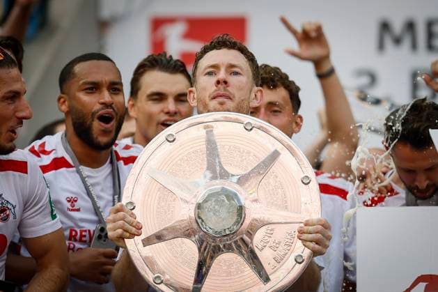2.? ?Fußball Bundesliga, 1. FC Köln - 1. FC Kaiserslautern, 18.05.2025 Florian Kainz (1. FC Köln, 11) präsentiert die Zweitliga-Meisterschale; 34. Spieltag der 2. Fußball-Bundesliga, 2.? ?Fußball Bundesliga, 1. FC Köln - 1. FC Kaiserslautern am 18.05.2025 im RheinEnergie-Stadion in Köln. DIE DFL-VORSCHRIFTEN VERBIETEN JEDE VERWENDUNG VON FOTOS ALS BILDSEQUENZEN UND ODER QUASI-VIDEO.