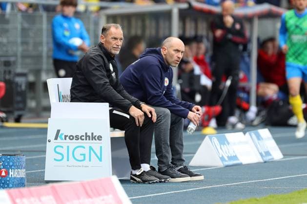 Braunschweig vs. Nürnberg, 2. BL Braunschweig, 18.05.2025, FUßBALL - Eintracht Braunschweig vs. 1. FC Nürnberg, 2. BL, Saison 2024 25. Co-Trainer Andreas Zimmermann (Eintracht Braunschweig), Cheftrainer Daniel Scherning (Eintracht Braunschweig) Braunschweig *** Braunschweig vs Nuremberg, 2 BL Braunschweig, 18 05 2025, FOOTBALL Eintracht Braunschweig vs 1 FC Nuremberg, 2 BL, Season 2024 25 Co Coach Andreas Zimmermann Eintracht Braunschweig , Head Coach Daniel Scherning Eintracht Braunschweig Braunschweig