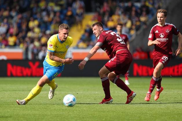 Braunschweig vs. Nürnberg, 2. BL Braunschweig, 18.05.2025, FUßBALL - Eintracht Braunschweig vs. 1. FC Nürnberg, 2. BL, Saison 2024 25. Sebastian Polter (Eintracht Braunschweig), Robin Knoche (1.FC Nürnberg) Braunschweig
