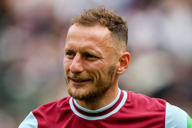 Premier League West Ham United v Nottingham Forest Vladimir Coufal of West Ham United lines up prior to the Premier League match West Ham United vs Nottingham Forest at London Stadium, London, United Kingdom, 18th May 2025 (Photo by Izzy Poles News Images) London London Stadium United Kingdom Copyright: xIzzyxPoles NewsxImagesx