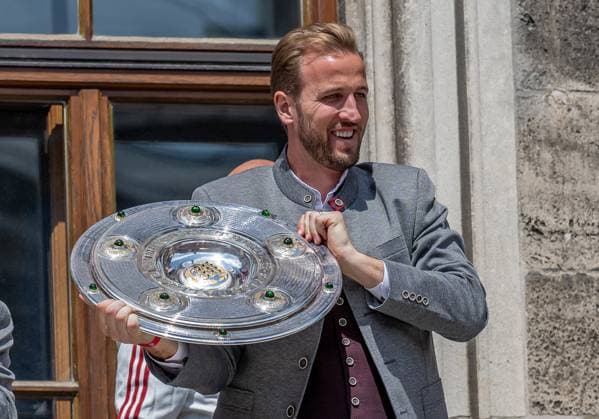 Harry Kane (FC Bayern Muenchen, 9) praesentiert die Meisterschale der Fussball Bundesliga Empfang und Meisterehrung FC Bayern Muenchen Maenner und Frauen, Fussball, Bundesliga, Saison 2024 2025, 18.05.2025. Empfang und Meisterehrung FC Bayern Muenchen Maenner und Frauen, Fussball, Bundesliga, Saison 2024 2025, 18.05.2025. Muenchen Copyright: xEibner-Pressefoto HeikexFeinerx EP_HFR