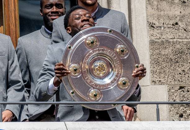 Alphonso Davies (FC Bayern Muenchen, 19) praesentiert die Meisterschale der Fussball Bundesliga Empfang und Meisterehrung FC Bayern Muenchen Maenner und Frauen, Fussball, Bundesliga, Saison 2024 2025, 18.05.2025. Empfang und Meisterehrung FC Bayern Muenchen Maenner und Frauen, Fussball, Bundesliga, Saison 2024 2025, 18.05.2025. Muenchen Copyright: xEibner-Pressefoto HeikexFeinerx EP_HFR