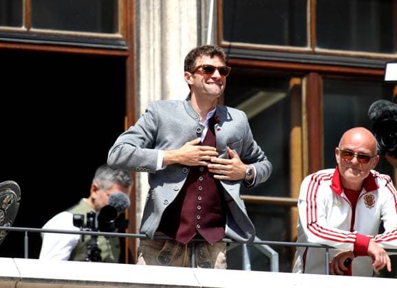 Fussball, Herren, Bundesliga, Saison 2024 2025, FC Bayern München, Meisterfeier, Rathausbalkon, Marienplatz Thomas Müller, Mueller (FC Bayern München) mit beiden Händen auf der Burst Herz, Grüße zu den Fans vom Balkon
