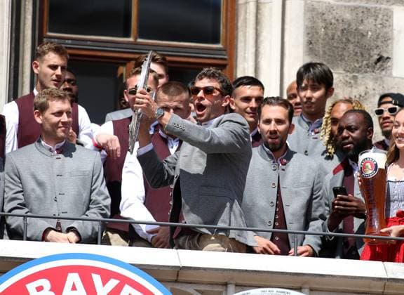 Fussball, Herren, Bundesliga, Saison 2024 2025, FC Bayern München, Meisterfeier, Rathausbalkon, Marienplatz Thomas Müller, Mueller (FC Bayern München) jubelnd mit der Meisterschale in der Hand