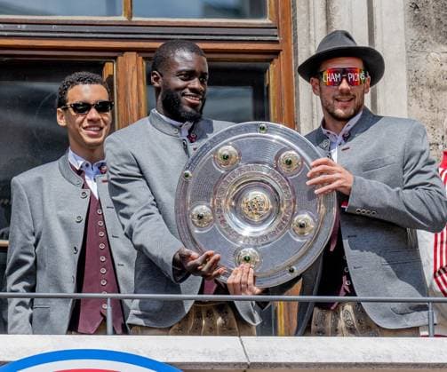 Jamal Musiala (FC Bayern Muenchen, 42), Dayot Upamecano (FC Bayern Muenchen, 2) und Leon Goretzka (FC Bayern Muenchen, 8) mit der Meisterschale der Fussball Bundesliga Empfang und Meisterehrung FC Bayern Muenchen Maenner und Frauen, Fussball, Bundesliga, Saison 2024 2025, 18.05.2025. Empfang und Meisterehrung FC Bayern Muenchen Maenner und Frauen, Fussball, Bundesliga, Saison 2024 2025, 18.05.2025. Muenchen Copyright: xEibner-Pressefoto HeikexFeinerx EP_HFR