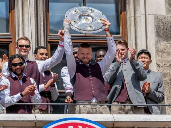 Eric Dier (FC Bayern Muenchen, 15) praesentiert die Meisterschale der Fussball Bundesliga Empfang und Meisterehrung FC Bayern Muenchen Maenner und Frauen, Fussball, Bundesliga, Saison 2024 2025, 18.05.2025. Empfang und Meisterehrung FC Bayern Muenchen Maenner und Frauen, Fussball, Bundesliga, Saison 2024 2025, 18.05.2025. Muenchen Copyright: xEibner-Pressefoto HeikexFeinerx EP_HFR