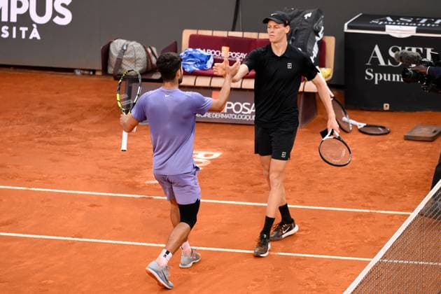 Foto IPP Cavaliere Emiliano. Roma 18 05 2025. Tennis Internazionali d Italia 2025. Nella foto: il saluto tra Jannik Sinner e Carlos Alcaraz a fine partita. Italy Photo Press - World Copyright italy ITALY  Copyright: xR4924_italyphotopressx