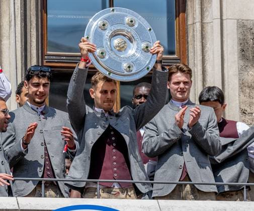 Josip Stanisic (FC Bayern Muenchen, 44) praesentiert die Meisterschale der Fussball Bundesliga Empfang und Meisterehrung FC Bayern Muenchen Maenner und Frauen, Fussball, Bundesliga, Saison 2024 2025, 18.05.2025. Empfang und Meisterehrung FC Bayern Muenchen Maenner und Frauen, Fussball, Bundesliga, Saison 2024 2025, 18.05.2025. Muenchen Copyright: xEibner-Pressefoto HeikexFeinerx EP_HFR