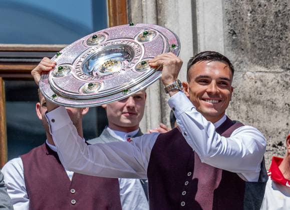 Joao Palhinha (FC Bayern Muenchen, 16) praesentiert die Meisterschale der Fussball Bundesliga Empfang und Meisterehrung FC Bayern Muenchen Maenner und Frauen, Fussball, Bundesliga, Saison 2024 2025, 18.05.2025. Empfang und Meisterehrung FC Bayern Muenchen Maenner und Frauen, Fussball, Bundesliga, Saison 2024 2025, 18.05.2025. Muenchen Copyright: xEibner-Pressefoto HeikexFeinerx EP_HFR
