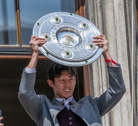Hiroki Ito (FC Bayern Muenchen, 21) praesentiert die Meisterschale der Fussball Bundesliga Empfang und Meisterehrung FC Bayern Muenchen Maenner und Frauen, Fussball, Bundesliga, Saison 2024 2025, 18.05.2025. Empfang und Meisterehrung FC Bayern Muenchen Maenner und Frauen, Fussball, Bundesliga, Saison 2024 2025, 18.05.2025. Muenchen Copyright: xEibner-Pressefoto HeikexFeinerx EP_HFR