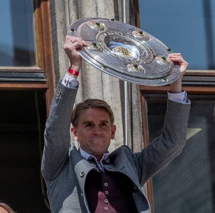 Christoph Freund (Sportdirektor, FC Bayern Muenchen) praesentiert die Meisterschale der Fussball Bundesliga Empfang und Meisterehrung FC Bayern Muenchen Maenner und Frauen, Fussball, Bundesliga, Saison 2024 2025, 18.05.2025. Empfang und Meisterehrung FC Bayern Muenchen Maenner und Frauen, Fussball, Bundesliga, Saison 2024 2025, 18.05.2025. Muenchen Copyright: xEibner-Pressefoto HeikexFeinerx EP_HFR