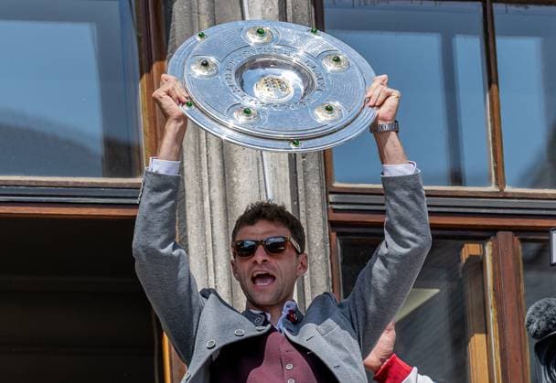 Thomas Mueller (FC Bayern Muenchen, 25) praesentiert die Meisterschale der Fussball Bundesliga Empfang und Meisterehrung FC Bayern Muenchen Maenner und Frauen, Fussball, Bundesliga, Saison 2024 2025, 18.05.2025. Empfang und Meisterehrung FC Bayern Muenchen Maenner und Frauen, Fussball, Bundesliga, Saison 2024 2025, 18.05.2025. Muenchen Copyright: xEibner-Pressefoto HeikexFeinerx EP_HFR