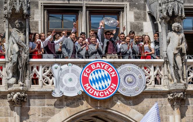 Thomas Mueller (FC Bayern Muenchen, 25) praesentiert die Meisterschale der Fussball Bundesliga Empfang und Meisterehrung FC Bayern Muenchen Maenner und Frauen, Fussball, Bundesliga, Saison 2024 2025, 18.05.2025. Empfang und Meisterehrung FC Bayern Muenchen Maenner und Frauen, Fussball, Bundesliga, Saison 2024 2025, 18.05.2025. Muenchen Copyright: xEibner-Pressefoto HeikexFeinerx EP_HFR