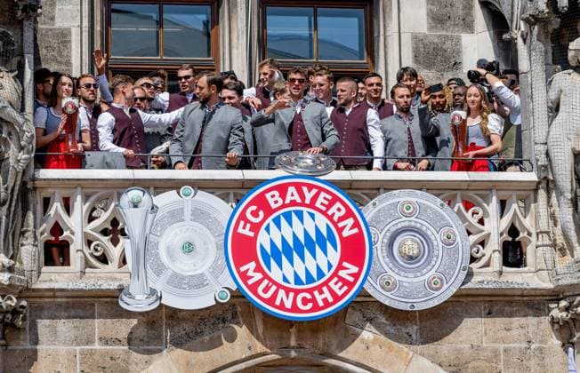 Die Maennermannschaft praesentiert auf dem Rathausbalkon die Meisterschale der Fussball Bundesliga Empfang und Meisterehrung FC Bayern Muenchen Maenner und Frauen, Fussball, Bundesliga, Saison 2024 2025, 18.05.2025. Empfang und Meisterehrung FC Bayern Muenchen Maenner und Frauen, Fussball, Bundesliga, Saison 2024 2025, 18.05.2025. Muenchen Copyright: xEibner-Pressefoto HeikexFeinerx EP_HFR