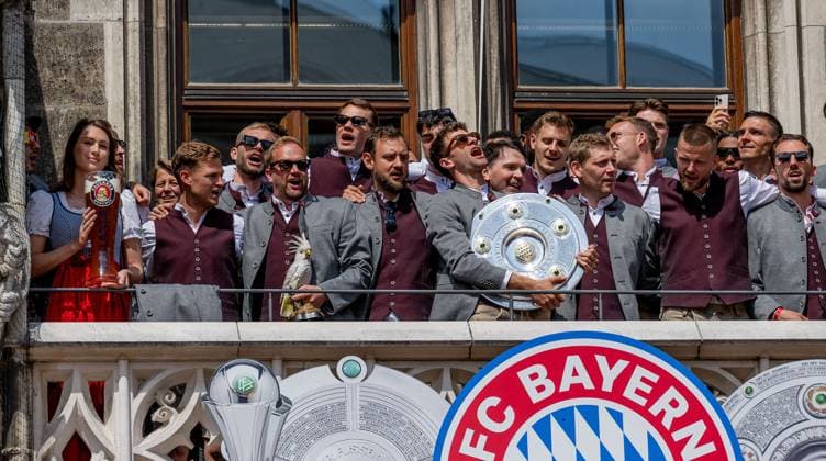 Die Maennermannschaft feiert auf dem Rathausbalkon die Meisterschaft der Fussball Bundesliga mit der Meisterschale Empfang und Meisterehrung FC Bayern Muenchen Maenner und Frauen, Fussball, Bundesliga, Saison 2024 2025, 18.05.2025. Empfang und Meisterehrung FC Bayern Muenchen Maenner und Frauen, Fussball, Bundesliga, Saison 2024 2025, 18.05.2025. Muenchen Copyright: xEibner-Pressefoto HeikexFeinerx EP_HFR