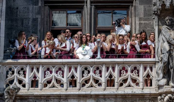 Die Frauenmannschaft feiert den Gewinn des Doubles auf dem Rathausbalkon Empfang und Meisterehrung FC Bayern Muenchen Maenner und Frauen, Fussball, Bundesliga, Saison 2024 2025, 18.05.2025. Empfang und Meisterehrung FC Bayern Muenchen Maenner und Frauen, Fussball, Bundesliga, Saison 2024 2025, 18.05.2025. Muenchen Copyright: xEibner-Pressefoto HeikexFeinerx EP_HFR