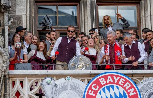Die beiden Teams feiern die Meisterschaften und den Pokalsieg der Frauen auf dem Balkon des Muenchner Rathauses mit ihren Trophaeen Empfang und Meisterehrung FC Bayern Muenchen Maenner und Frauen, Fussball, Bundesliga, Saison 2024 2025, 18.05.2025. Empfang und Meisterehrung FC Bayern Muenchen Maenner und Frauen, Fussball, Bundesliga, Saison 2024 2025, 18.05.2025. Muenchen Copyright: xEibner-Pressefoto HeikexFeinerx EP_HFR