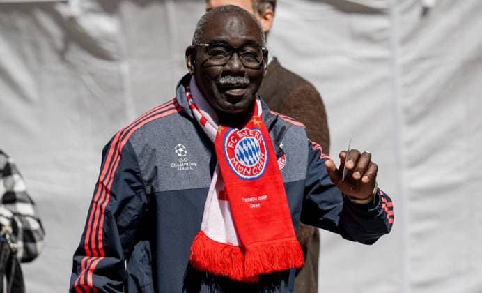 Die Maennermannschaft feiert auf dem Rathausbalkon die Meisterschaft der Fussball Bundesliga mit der Meisterschale Empfang und Meisterehrung FC Bayern Muenchen Maenner und Frauen, Fussball, Bundesliga, Saison 2024 2025, 18.05.2025. Empfang und Meisterehrung FC Bayern Muenchen Maenner und Frauen, Fussball, Bundesliga, Saison 2024 2025, 18.05.2025. Muenchen Copyright: xEibner-Pressefoto HeikexFeinerx EP_HFR