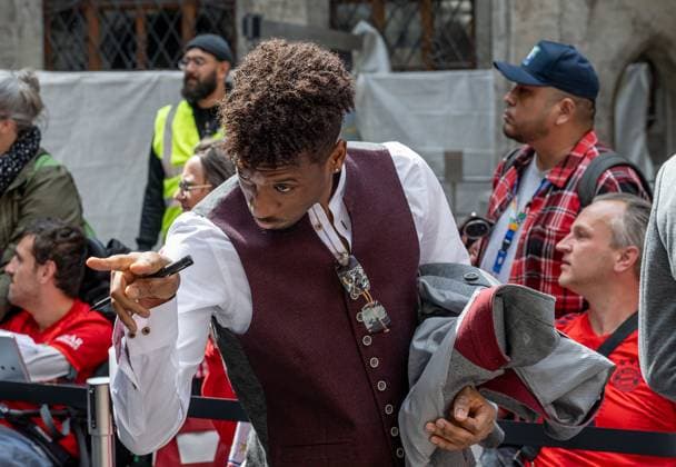 Kingsley Coman (FC Bayern Muenchen, 11) interagiert hier mit einem kleinen Fan Empfang und Meisterehrung FC Bayern Muenchen Maenner und Frauen, Fussball, Bundesliga, Saison 2024 2025, 18.05.2025. Empfang und Meisterehrung FC Bayern Muenchen Maenner und Frauen, Fussball, Bundesliga, Saison 2024 2025, 18.05.2025. Muenchen Copyright: xEibner-Pressefoto FranzxFeinerx EP_HFR