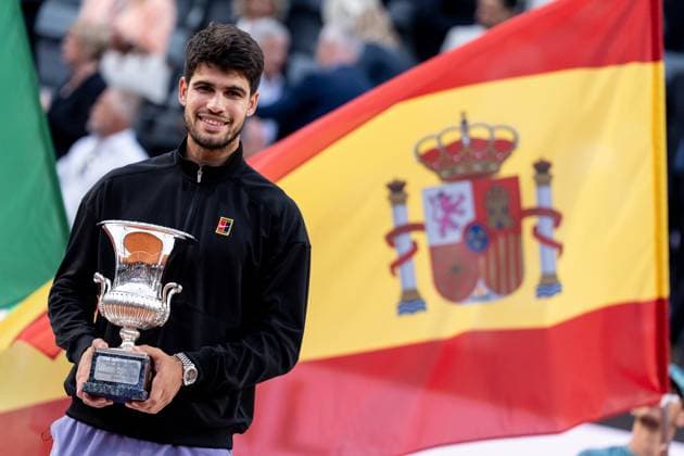 Internazionali BNL D Italia 2025 - Day Fourteen Carlos Alcaraz of Spain poses with the winning trophy at the end of the final match against Jannik Sinner of Italy during the Internazionali BNL d™Italia Day Fourteen Final match at Foro Italico on May 18, 2025 in Rome, Italy. Rome Foro Italico Lazio Italy Copyright: xGiuseppexMaffiax IBI24_Day14_180525_BRU7046