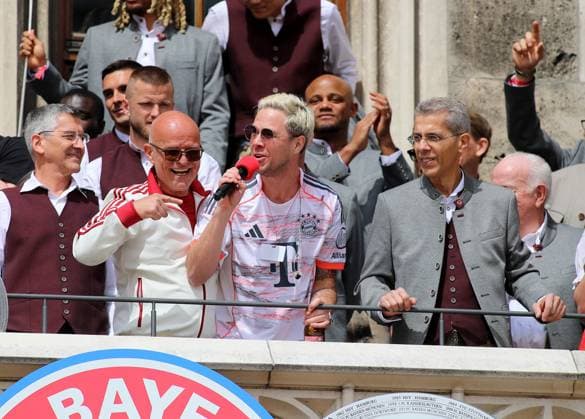 Fussball, Herren, Bundesliga, Saison 2024 2025, FC Bayern München, Meisterfeier, Rathausbalkon, Marienplatz Der Oimara, Beni Hafner, deutscher Liedermacher, Wackelkontakt mit Mikrofon (mitte)