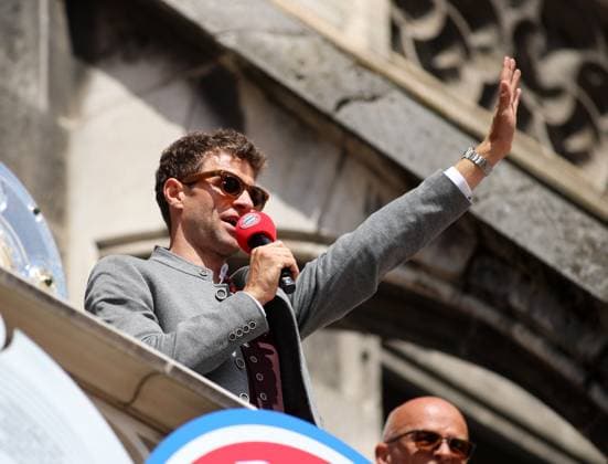 Fussball, Herren, Bundesliga, Saison 2024 2025, FC Bayern München, Meisterfeier, Rathausbalkon, Marienplatz Thomas Müller, Mueller (FC Bayern München) spricht zu den Fans und hebt den linken Arm