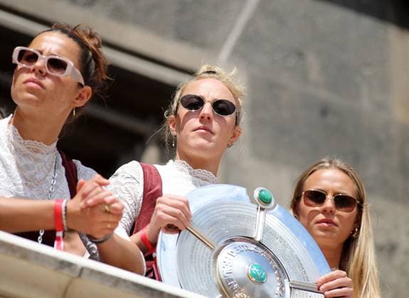 Fussball, Herren, Bundesliga, Saison 2024 2025, FC Bayern München, Meisterfeier, Rathausbalkon, Marienplatz Carolin Simon (FC Bayern München) mit der Meisterschale