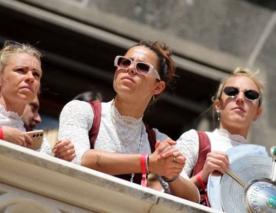 Fussball, Herren, Bundesliga, Saison 2024 2025, FC Bayern München, Meisterfeier, Rathausbalkon, Marienplatz Lena Oberdorf (FC Bayern München) mit Blick nach rechts