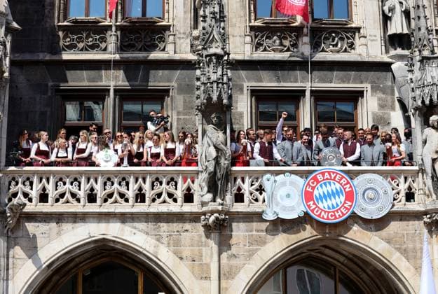 Fussball, Herren, Bundesliga, Saison 2024 2025, FC Bayern München, Meisterfeier, Rathausbalkon, Marienplatz Die Mannschaft des FC Bayern München Frauen mit den Herren auf dem Rathaus Balkon