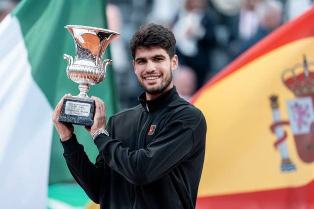 Internazionali BNL D Italia 2025 - Day Fourteen Carlos Alcaraz of Spain poses with the winning trophy at the end of the final match against Jannik Sinner of Italy during the Internazionali BNL d™Italia Day Fourteen Final match at Foro Italico on May 18, 2025 in Rome, Italy. Rome Foro Italico Lazio Italy Copyright: xGiuseppexMaffiax IBI_Day_14_180525_DSC6976