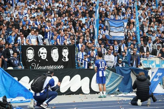 Bilder des Jahres 2025, Sport 05 Mai Sport Themen der Woche KW20 18.05.2025, xtgx, Fussball 2. Bundesliga, Hertha BSC Berlin - Hannover 96 emspor, v.l. Herthas Fans verabschieden Ibrahim Maza (Hertha, 10) (DFL DFB REGULATIONS PROHIBIT ANY USE OF PHOTOGRAPHS as IMAGE SEQUENCES and or QUASI-VIDEO) Berlin *** 18 05 2025, xtgx, Soccer 2 Bundesliga, Hertha BSC Berlin Hannover 96 emspor, v l Herthas fans say goodbye to Ibrahim Maza Hertha, 10 DFL DFB REGULATIONS PROHIBIT ANY USE OF PHOTOGRAPHS as IMAGE SEQUENCES and or QUASI VIDEO Berlin