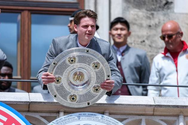 Meisterfeier FC Bayern München am 18.05.2025 auf dem Rathausbalkon am Marienplatz in München Jonas Urbig ( München ) mit der Meisterschale