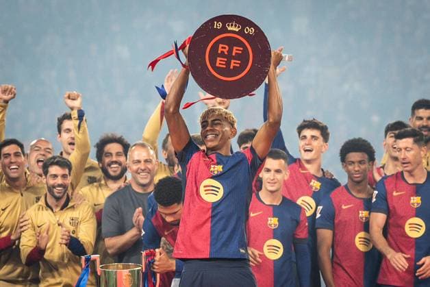 Bilder des Jahres 2025, Sport 05 Mai Sport Themen der Woche KW20 Sport Bilder des Tages May 18, 2025, Barcelona, Spain, Spain: Lamine YAMAL of Barcelona, Hansi FLICK of Barcelona with Barcelona players celebrate the first place in the 2024-25 Spanish La Liga championship with the trophy during the LaLiga match between FC Barcelona, Barca and Villarreal CF at Estadi Olimpic Lluis Companys on May 18, 2025 in Barcelona, Spain. Barcelona Spain - ZUMAm308 20250518_zsp_m308_012 Copyright: xMatthieuxMirvillex