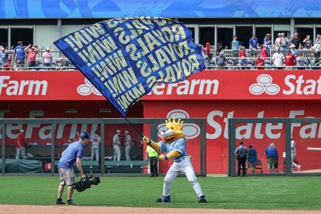 MLB, Baseball Herren, USA 2025: Cardinals Vs Royals MAY 18 May 18, 2025: Kansas City Royals mascot Sluggerrr waves a flag after the Royals defeated the St. Louis Cardinals 2-1 at Kauffman Stadium in Kansas City, MO. David Smith CSM (Credit Image: Â David Smith Cal Media) Kansas City Mo United States of America EDITORIAL USE ONLY Copyright: xx ZUMA-20250518_zma_c04_016.jpg DavidxSmithx csmphotothree384596
