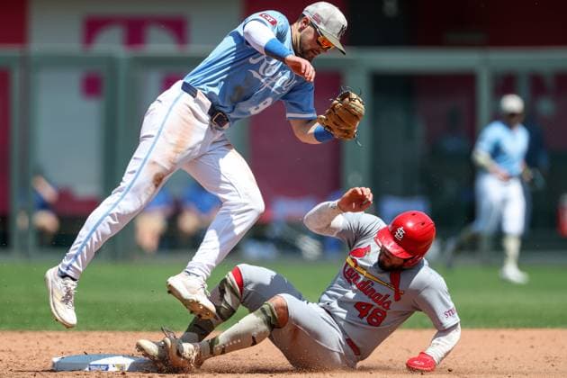MLB, Baseball Herren, USA 2025: Cardinals Vs Royals MAY 18 May 18, 2025: Kansas City Royals second baseman Michael Massey (19) jumps over St. Louis Cardinals designated hitter Ivan Herrera (48) after making the out at second base during the sixth inning at Kauffman Stadium in Kansas City, MO. David Smith CSM (Credit Image: Â David Smith Cal Media) Kansas City Mo United States of America EDITORIAL USE ONLY Copyright: xx ZUMA-20250518_zma_c04_018.jpg DavidxSmithx csmphotothree384601