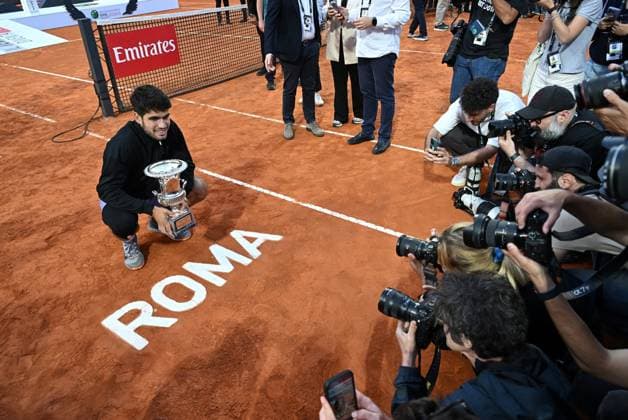 Italian Open tennis tournament - Day 12, Roma, Italy - 18 May 2025 Carlos Alcaraz poses with the winner s trophy during men s Singles final match of the Italian Open tennis tournament 2025, in Rome, Italy, 18 May 2025., Credit:Maria Laura Antonelli Avalon Italy, Rome  Copyright: xMariaxLauraxAntonellix xAvalonx 0819538444st